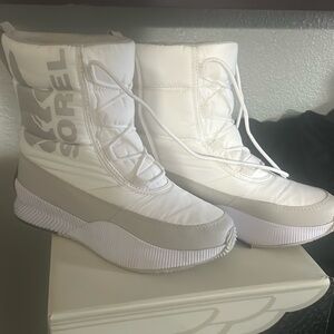 Sorel white puffer boots- 8.5